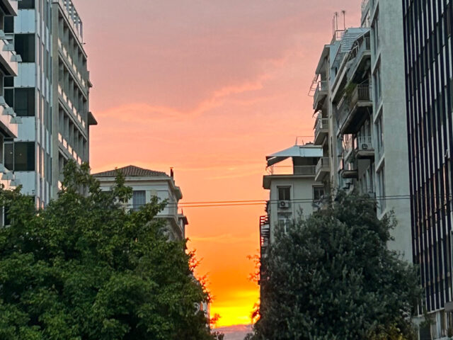 Οκτώ αττικά ηλιοβασιλέματα και μια μελωδία για το καθένα