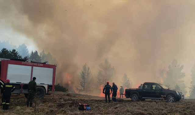 Φωτιά στα Πιέρια Όρη: Τραυματίστηκε εθελοντής πυροσβέστης [ΒΙΝΤΕΟ]