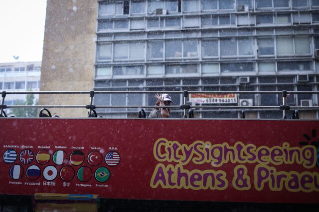 Φωτιά σε τουριστικό λεωφορείο στο Χαϊδάρι