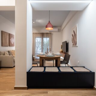 Κοντά στον λόφο του Λυκαβηττού, σε ένα ανακαινισμένο διαμπερές διαμέρισμα