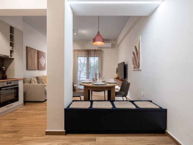 Κοντά στον λόφο του Λυκαβηττού, σε ένα ανακαινισμένο διαμπερές διαμέρισμα