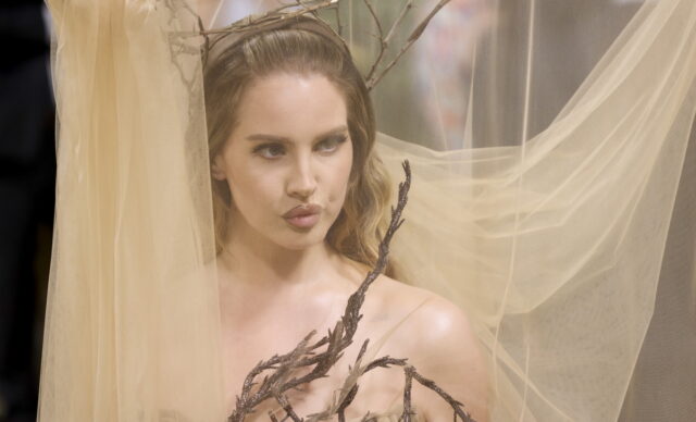 Η Λάνα Ντελ Ρέι τιμήθηκε με βραβείο Άιβορ Νοβέλο