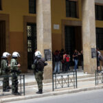 Ολοκληρώθηκε η επιχείρηση εκκένωσης της Νομικής Αθηνών – 27 προσαγωγές