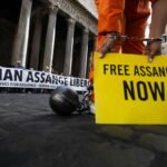 Αποφασίζει σήμερα το βρετανικό δικαστήριο αν θα εκδοθεί ή όχι ο Τζούλιαν Ασάνζ στις ΗΠΑ