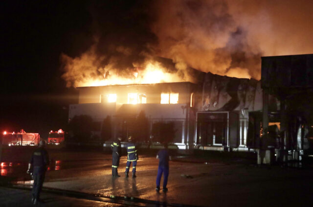 Λαμία: Στις φλόγες το εργοστάσιο όπου παρασκευάστηκαν τα γεύματα που προκάλεσαν μαζική δηλητηρίαση μαθητών