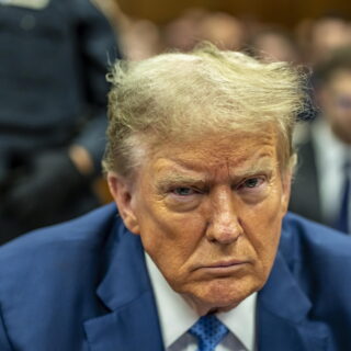 Τραμπ: Καταργεί το όριο της πίεσης του νερού στις κεφαλές ντους – «Να φροντίσω τα όμορφα μαλλιά μου»