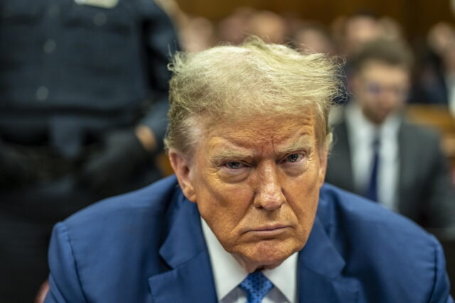 Τραμπ: Καταργεί το όριο της πίεσης του νερού στις κεφαλές ντους – «Να φροντίσω τα όμορφα μαλλιά μου»