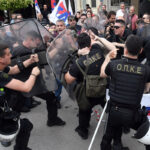 Δίκη για το ναυάγιο της Πύλου: Δυο τραυματίες και προσαγωγές έξω από τα δικαστήρια της Καλαμάτας [ΒΙΝΤΕΟ]