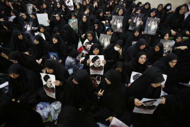 Ιράν: Πλήθος κόσμου στην Τεχεράνη αποτίει φόρο τιμής στον Ραϊσί