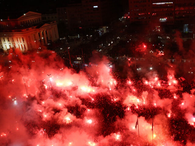 Ολυμπιακός: Ξέφρενο πάρτι στον Πειραιά και αποθέωση των παικτών