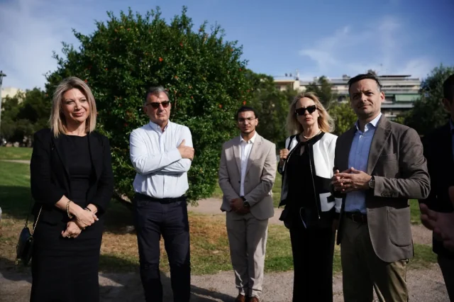 Τέμπη: Χάρης Δούκας και Μαρία Καρυστιανού στο σημείο που θα τοποθετηθεί «Το Δένδρο των Ψυχών»