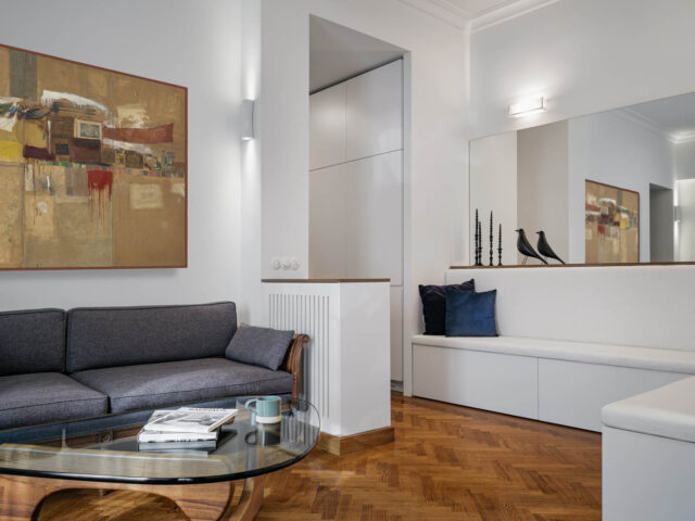 Σε ένα αθηναϊκό διαμέρισμα, εμπνευσμένο από τις ξύλινες κατασκευές του ’40