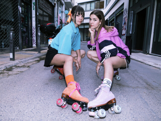 Η Μαρία και η Αγγελική φοράνε τα πατίνια τους και στροβιλίζονται σε safe spaces