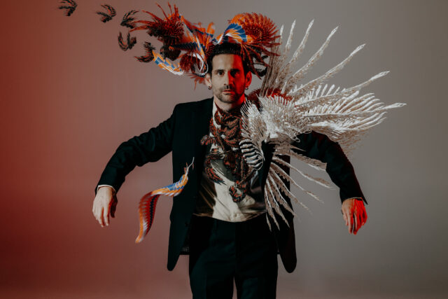 Ο Άρης Μπινιάρης επιστρέφει στο Αρχαίο Θέατρο Επιδαύρου με τις «Όρνιθες»