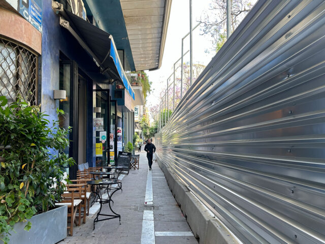 Στα Εξάρχεια, οι λαμαρίνες επεκτείνονται και η ασφάλεια αγνοείται