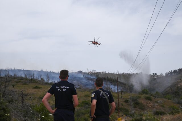 Υπό μερικό έλεγχο οι πυρκαγιές σε Αμοργό και Ωρωπό