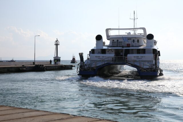 Νάξος: Βλάβη στον καταπέλτη του καταμαράν Worldchampion jet