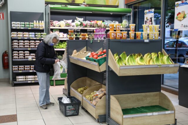 ΕΛΣΤΑΤ: Μεγάλη πτώση τζίρου στο λιανικό εμπόριο – Μειώθηκαν κατά 23,6% οι πωλήσεις τροφίμων