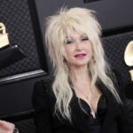 Η Σίντι Λόπερ δηλώνει «περήφανη» Swiftie