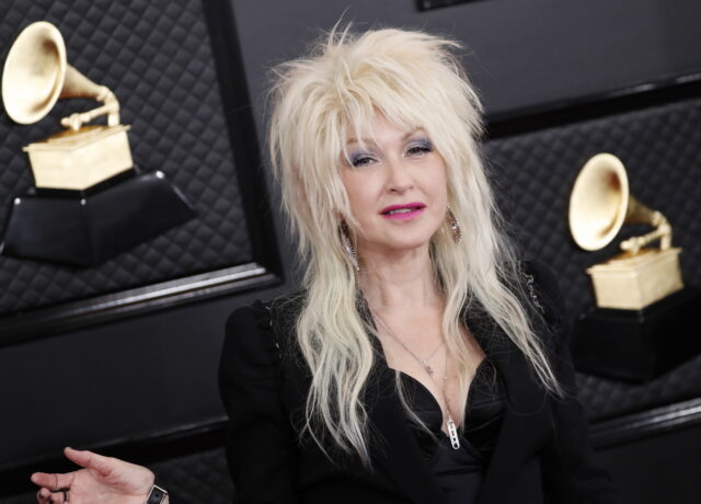 Η Σίντι Λόπερ δηλώνει «περήφανη» Swiftie