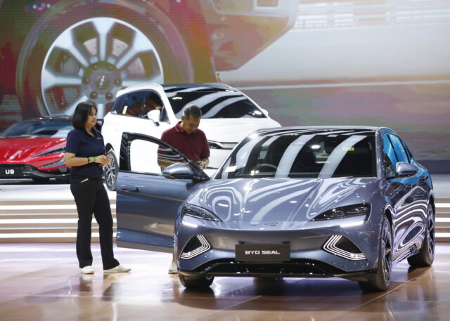 Κίνα: Η BYD ξεπέρασε για πρώτη φορά την Tesla με ετήσιο κύκλο εργασιών ρεκόρ