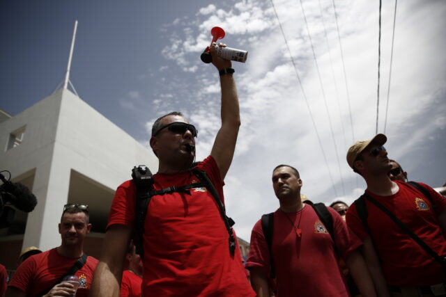 Συγκέντρωση πυροσβεστών έξω από το υπ. Κλιματικής Κρίσης και Πολιτικής Προστασίας