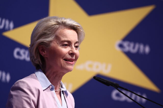 Ευρωεκλογές 2024: Διαβουλεύσεις στις πολιτικές ομάδες του ΕΚ, λίγο πριν κλείσουν οι κάλπες