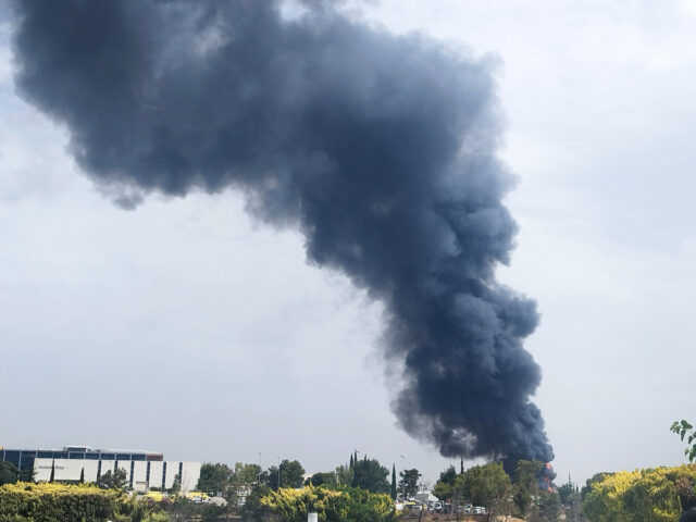 Κηφισιά: Μήνυμα του 112 για τη φωτιά σε εργοστάσιο – «Κλείστε πόρτες και παράθυρα» [ΒΙΝΤΕΟ]