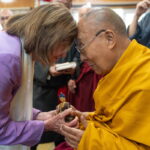 Ινδία: Η Πελόζι συναντήθηκε με τον Δαλάι Λάμα προκαλώντας την οργή του Πεκίνου