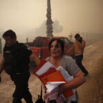 Μαίνεται εκτός ελέγχου η πυρκαγιά στη Λεωφόρο Βάρης – Κορωπίου