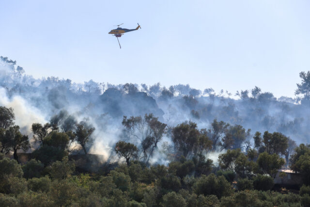 Υπό μερικό έλεγχο η φωτιά στα νεόκτιστα Ασπροπύργου