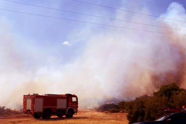 Φωτιά σε ξερά χόρτα κοντά στην Περαία