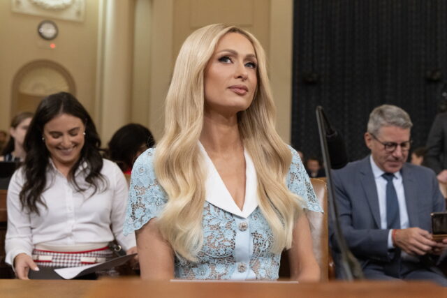 «Eίμαι η φωνή τους»: Η Πάρις Χίλτον στο Κογκρέσο για τα δικαιώματα των παιδιών που ζουν σε ιδρυματικές συνθήκες