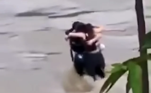 Ιταλία: H τελευταία αγκαλιά τριών φίλων πριν παρασυρθούν από χείμαρρο [ΒΙΝΤΕΟ]