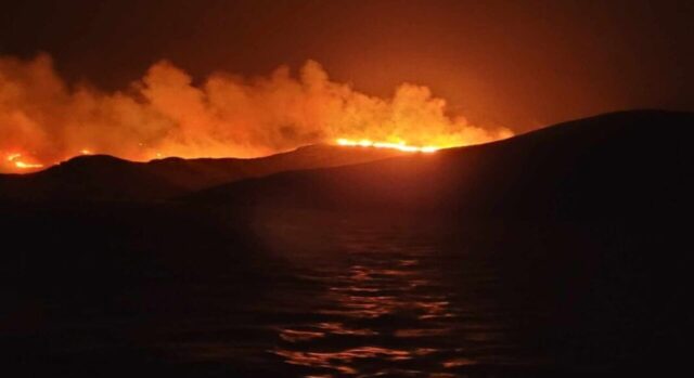 Η φωτιά στη Σέριφο σταμάτησε στη θάλασσα