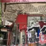 Μπιτ Παζάρ: Κομμάτια μπετόν αποκολλήθηκαν από μπαλκόνι και έπεσαν στο πεζοδρόμιο