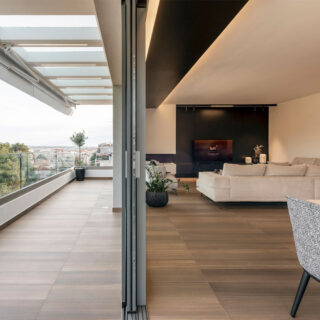 Σύνθετο παιχνίδι υφών και γεωμετρίας, σε ένα διαμέρισμα στη Δράμα