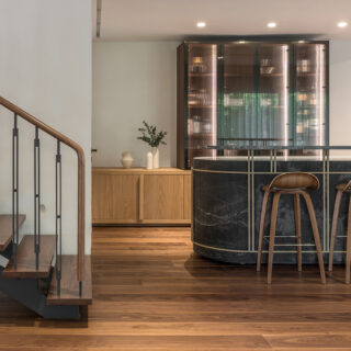 Μια ανακαινισμένη μονοκατοικία στη Γλυφάδα τιμά τα μοντέρνα 70s