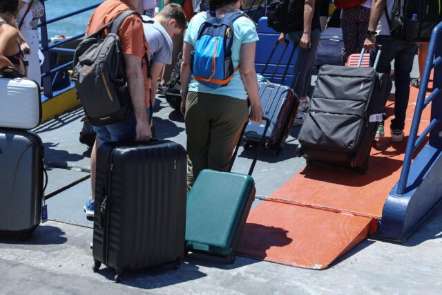 Εκπτώσεις σε ακτοπλοϊκά και αεροπορικά εισιτήρια για αναπληρωτές εκπαιδευτικούς