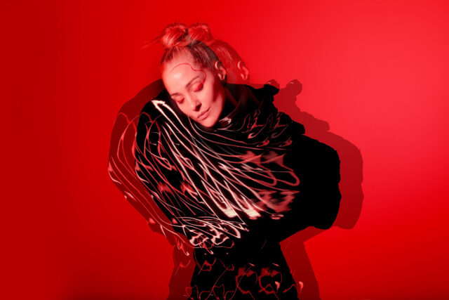 «Κάτι Καίγεται» με τη Νατάσσα Μποφίλιου στο Δημοτικό Θέατρο Λυκαβηττού