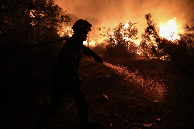 Συνεχίζεται η μάχη με τις φλόγες στην πυρκαγιά στην Εύβοια – Νέες εκκενώσεις οικισμών