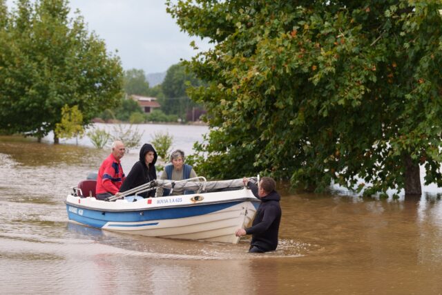 Πλημμυροπαθείς της Φαρκαδόνας έκλεισαν την Ε.Ο. Τρικάλων – Λάρισας
