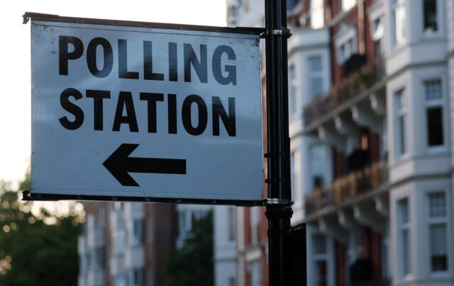 Ανοίγουν αύριο οι κάλπες στο Ηνωμένο Βασίλειο