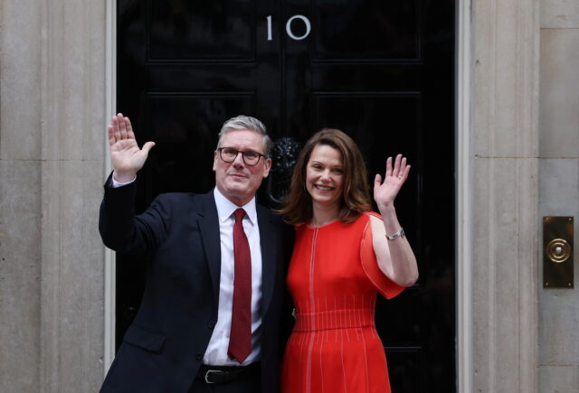 Βρετανία: Ο βασιλιάς Κάρολος ζητά από τον Κιρ Στάρμερ να σχηματίσει κυβέρνηση