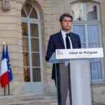 Γαλλία: Ο Μακρόν ζητά από τον Ατάλ να παραμείνει πρωθυπουργός