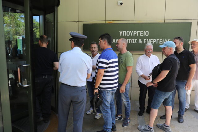 Κινητοποίηση εργαζομένων της ΛΑΡΚΟ στο υπουργείο Ενέργειας