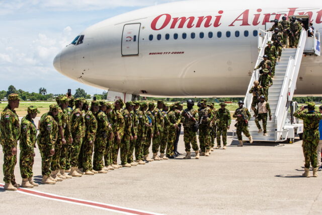 Αστυνομικοί της Κένυας περιπολούν στην πρωτεύουσα της Αϊτής