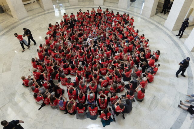 ΗΠΑ: Συλλήψεις εβραίων ακτιβιστών που διαδήλωσαν εναντίον του πολέμου στη Γάζα στο Κογκρέσο