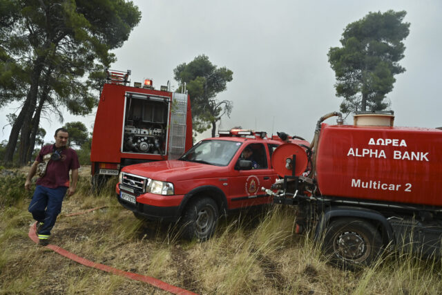 Εύβοια: Νεκρός πυροσβέστης και ένας τραυματίας από ανατροπή οχήματος