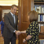 Συνάντηση Μητσοτάκη-Σακελλαροπούλου: «Παραμένουμε προσηλωμένοι στο μέτωπο της τιθάσευσης των τιμών»